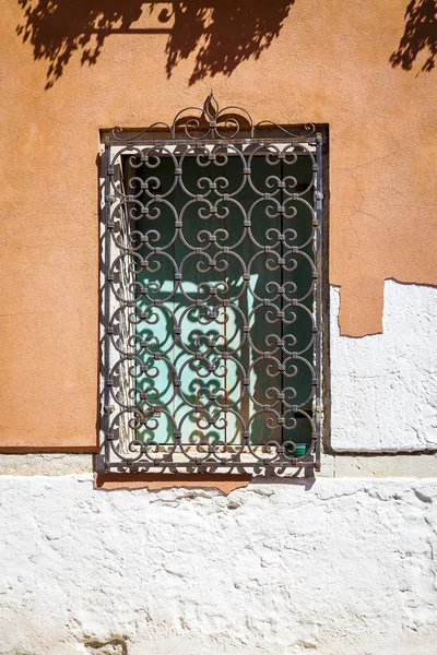 Finestra Con Griglia Decorativa Ferro Battuto Venezia Italia — Foto Stock