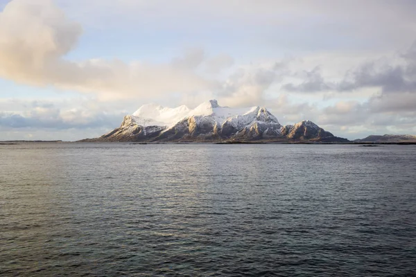 Karlı Dağlara Sahip Norveç Fiyortunun Görünümü Nordland Norveç — Stok fotoğraf