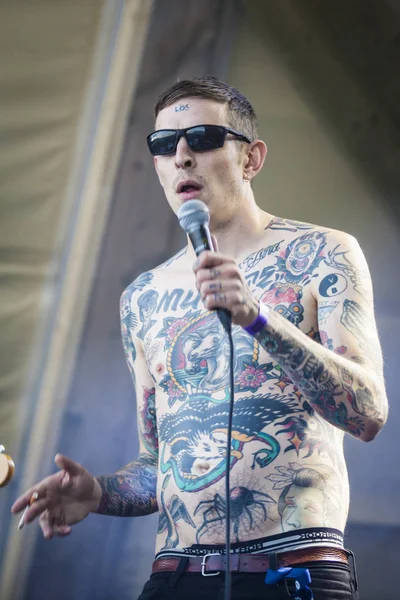 Traena, Norveç - 07 Temmuz 2016: Norveçli punk rock grubu Viagra Boys'un Traenafestival'deki konseri, traena adasında müzik festivali gerçekleşiyor