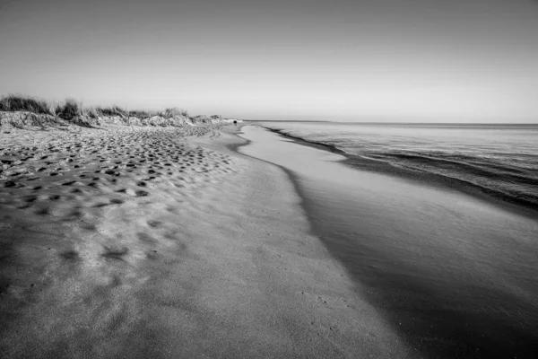 Vista Preto Branco Uma Praia Tranquila Mar Tranquilo — Fotografia de Stock