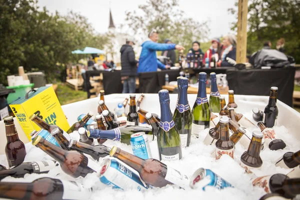 Traena, Norveç - 10 Temmuz 2015: Traenafestival'deki rahat barda buz, şarap şişeleri ve bira kutularla dolu konteyner, küçük Traena adasında müzik festivali gerçekleşiyor