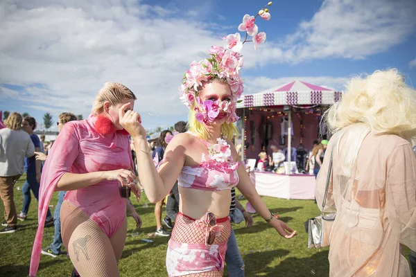 Ámsterdam Países Bajos Julio 2017 Mujer Vestida Rosa Con Casco —  Fotos de Stock