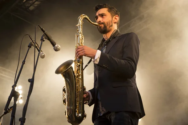 Traena, Norveç - 10 Temmuz 2015: Norveçli grup Kim Lie og hans Langt Nord Bandat the Traenafestival konseri, traena küçük adada müzik festivali gerçekleşiyor