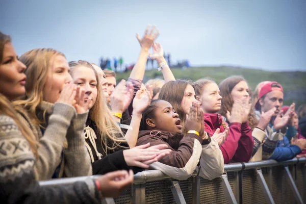 Traena Norvégia Július 2016 Közönség Éljenző Koncert Norvég Zenész Dalszerző — Stock Fotó