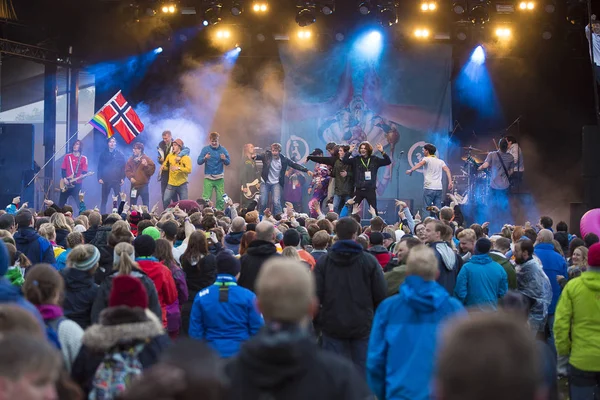 Traena, Norveç - 6 Temmuz 2017: Norveçli punk rock grubu Honningbarna'nın Traenafestival'deki konseri, traena adasında müzik festivali gerçekleşiyor