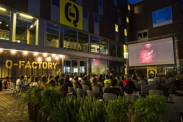 Amsterdam, Hollanda - 21 Ağustos 2015: 14-23/08/2015 tarihleri arasında düzenlenen Dünya Sineması Amsterdam festivali sırasında Q Factory'de Kolombiyalı todos se van filminin açık hava gösterimi