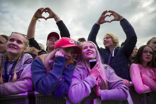 Traena Norwegia Lipiec 2016 Publiczność Fanów Doping Koncercie Norweskiej Piosenkarki — Zdjęcie stockowe