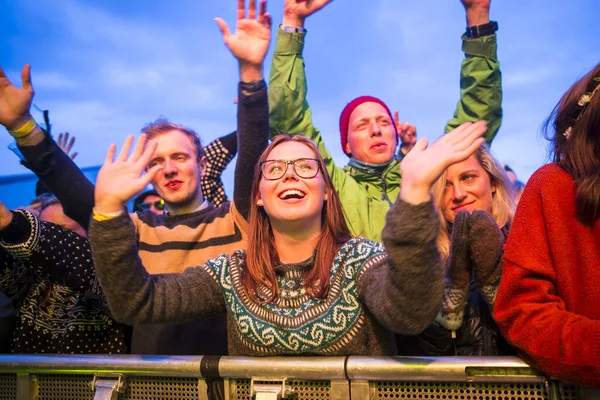Traena, Norveç - 08 Temmuz 2016: Norveçli folk ve rock grubu Violet Road'un Traenafestival'deki konserinde seyirciler tezahürat yapıyor, Norveç'in küçük Traena adasında müzik festivali düzenleniyor