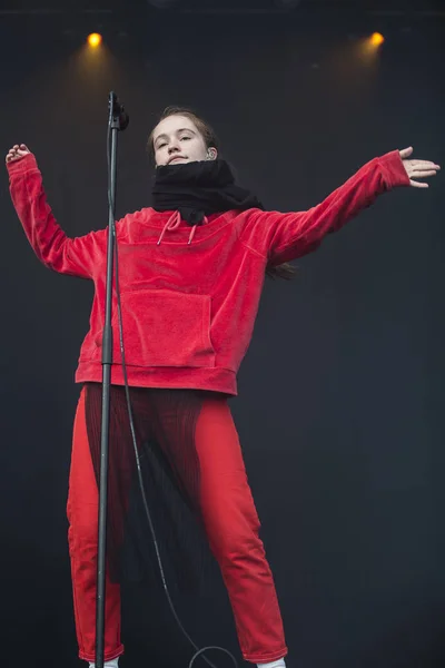 挪威特拉纳 2017年7月7日 挪威流行歌手西格丽德在特劳纳节的音乐会 音乐节在特拉纳小岛上举行 — 图库照片