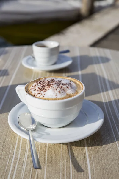 Cappuccino Italiano Fresco Una Mesa Terraza Cafetería — Foto de Stock