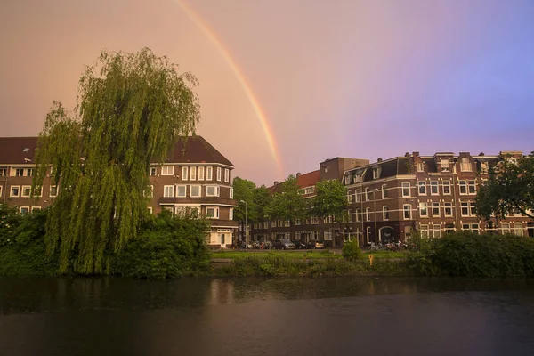 Dramatisk Himmel Med Regnbåge Över Kanal Amsterdam Nederländerna — Stockfoto