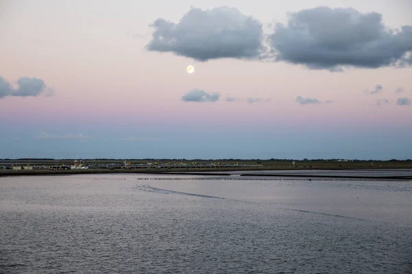 Okyanusta Pembe Gökyüzü Ile Gün Batımı Yükselişi Friesland Hollanda — Stok fotoğraf