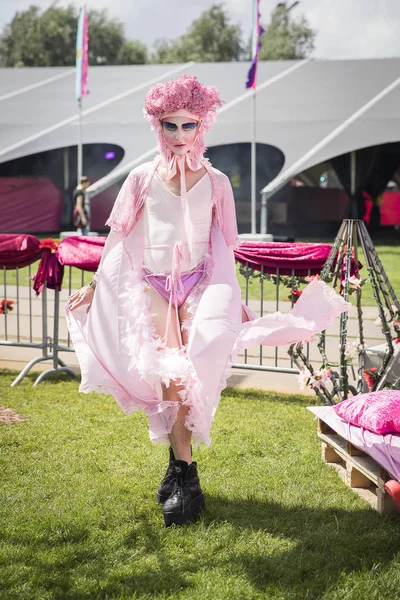 Amsterdam Países Bajos Julio 2017 Joven Travesti Disfrazado Rosa Pastel —  Fotos de Stock