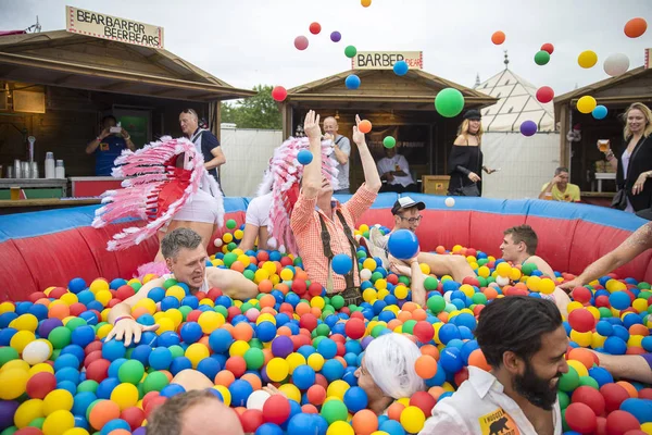 Amsterdam Hollanda Temmuz 2017 Westerpark Milkshake Festivali Nde Havada Topları — Stok fotoğraf