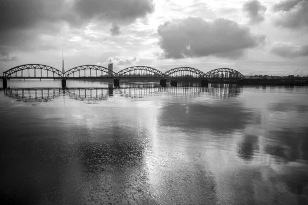 Pittoresk Uitzicht Metalen Spoorbrug Daugava Rivier Riga Letland — Stockfoto