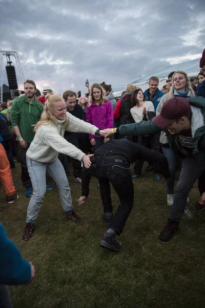 Traena Norsko Červenec 2016 Mladí Lidé Tančí Baví Během Sady — Stock fotografie