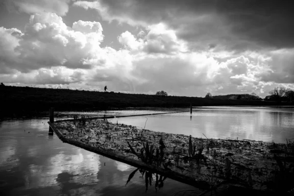 Драматический Голландский Пейзаж Каналом Дамбой Угрожающими Облаками Перед Бурей — стоковое фото