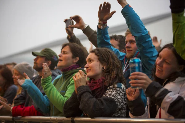 Traena, Norveç - 10 Temmuz 2013: Norveçli şarkıcı Hekla Stalstrenga'nın Traenafestival'deki konseri sırasında, küçük Traena adasında müzik festivali gerçekleşiyor