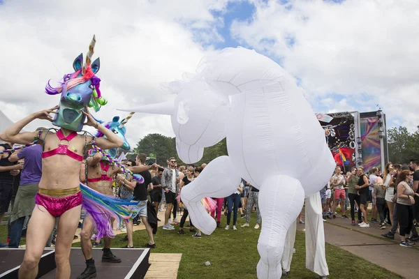 Ámsterdam Países Bajos Julio 2017 Bailarines Disfrazados Coloridos Unicornios Algunos —  Fotos de Stock