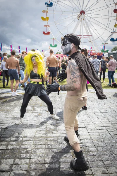 Ámsterdam Países Bajos Julio 2017 Gente Vestida Bailando Milkshake Festival —  Fotos de Stock