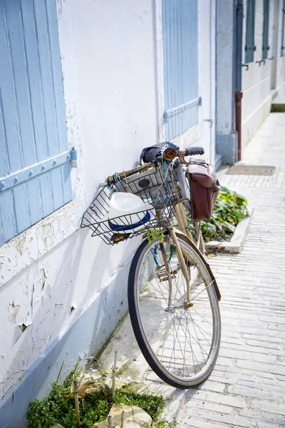 Semesterhus Vid Havet Med Blå Träfönsterluckor Med Cykel Framför — Stockfoto