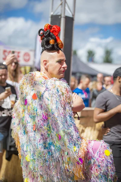 Ámsterdam Países Bajos Julio 2017 Hombre Vestido Con Abrigo Colorido — Foto de Stock