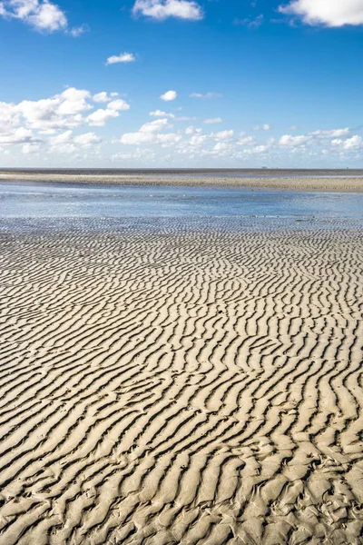 Meereslandschaft Mit Blauem Himmel Weiße Wolken Und Muster Sand Wattenmeer — Stockfoto