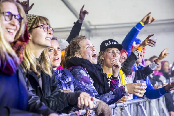 挪威特拉纳 2016年7月9日 在特劳纳节 在特拉埃纳小岛上举行的音乐节上 挪威朋克摇滚乐队Kuuk的音乐会上为观众加油 — 图库照片