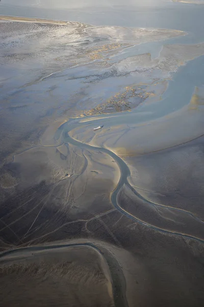 çamur ve kum banka su sarma ile düşük gelgit mudflat kıyı şeridi havadan görünümü, Frizya adası Ameland, Hollanda