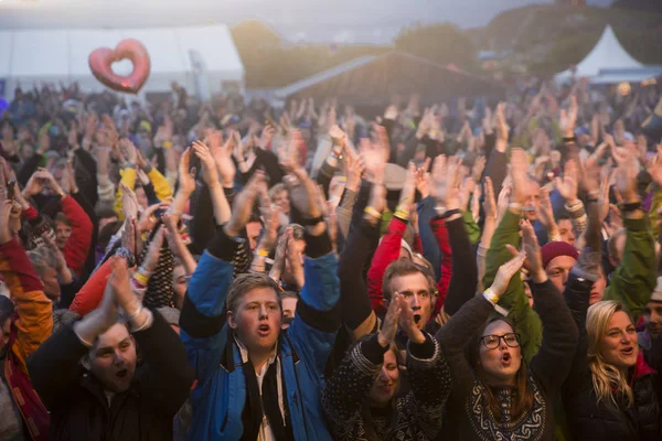 Traena Norvège Juillet 2016 Public Applaudissant Concert Groupe Folk Rock — Photo