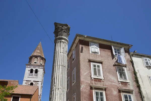 Colonna Romana Piazza Petar Zoranic Con Campanile Della Chiesa San — Foto Stock