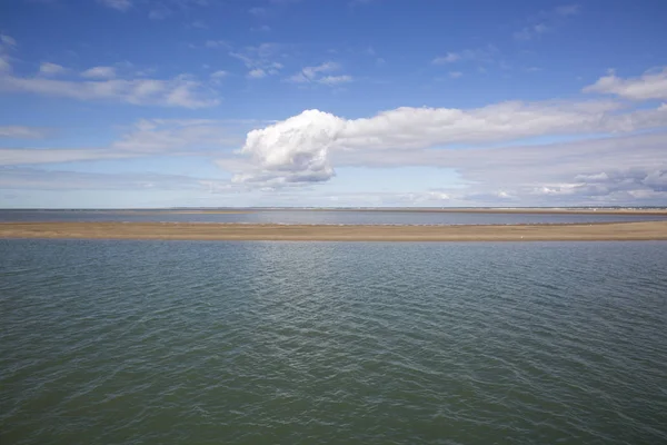 海の風景と水 砂州と白い雲 フランスのロイアンの近くのガロンヌ河口 — ストック写真