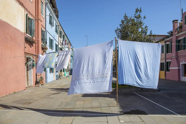 이탈리아 베니스의 부아노 어촌에서는 세탁물이건 조되고 — 스톡 사진