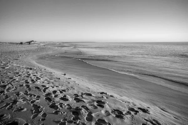 在宁静的海滩和宁静的大海中欣赏黑白景观 — 图库照片