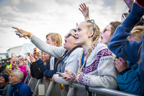 挪威特拉埃纳 2016年7月7日 在特拉纳费滕举行的挪威歌手Astrid S的音乐会上 歌迷们欢呼雀跃 音乐节在特拉埃纳小岛上举行 — 图库照片