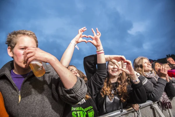 挪威特拉纳 2016年7月8日 挪威民间和摇滚乐队紫罗兰路在特拉埃纳节的音乐会上为观众加油助威 音乐节在挪威的特拉埃纳小岛上举行 — 图库照片