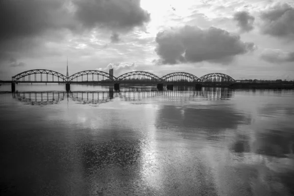 Pittoresk Uitzicht Metalen Spoorbrug Daugava Rivier Riga Letland — Stockfoto