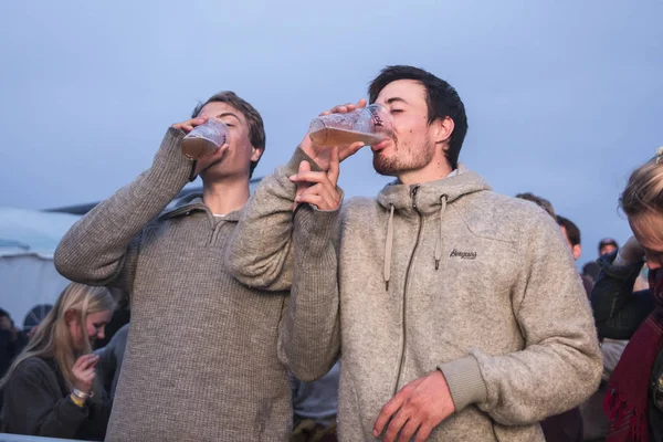 Traena Noruega Julio 2016 Dos Hombres Bebiendo Cerveza Concierto Del — Foto de Stock