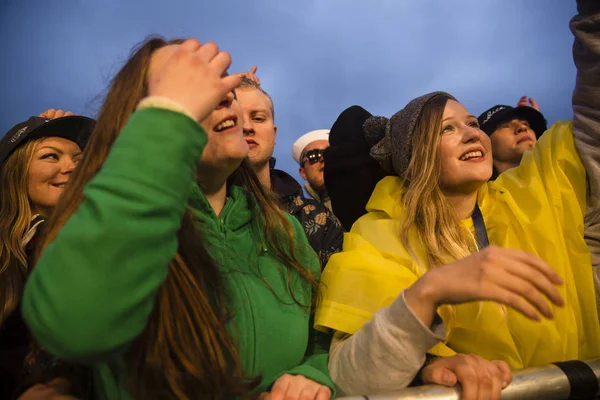 Traena Norvegia Luglio 2015 Pubblico Applaude Applaude Con Braccia Aria — Foto Stock