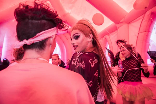 阿姆斯特丹 2017年7月29日 在韦斯特帕克的牛奶摇床节上 在粉红色的教堂下跳舞的非常女性化的男人 — 图库照片