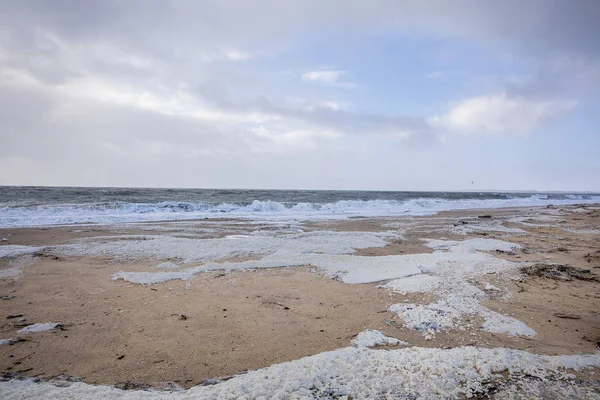 卡门在风暴来袭前到达法国文迪埃南部拉福特迈尔海岸 海滩上布满了泡沫 — 图库照片