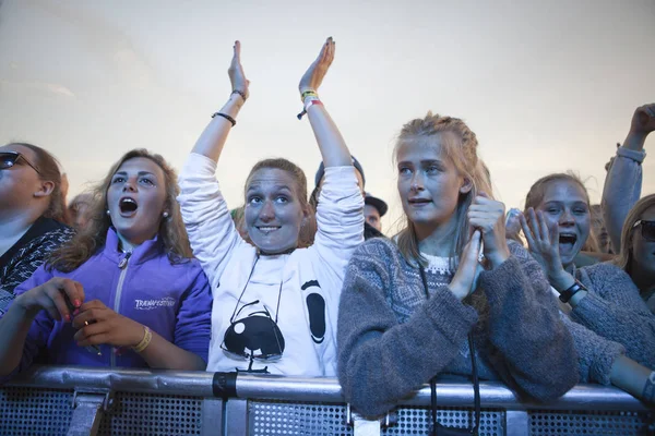 Traena, Norveç - 9 Temmuz 2016: Norveçli Punk Rock grubu Kuuk'un Traenafestival'deki konseri, küçük Traena adasında müzik festivali gerçekleşiyor