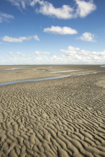 Θαλάσσιο Τοπίο Λευκά Σύννεφα Και Μοτίβο Στην Άμμο Waddenzee Wadden — Φωτογραφία Αρχείου