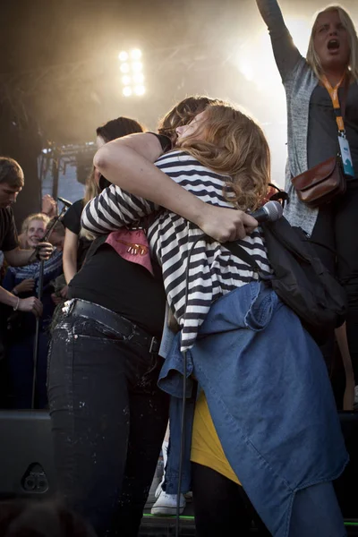 Traena Norway July 2014 Fan Huging Ida Maria Concert Norwegian — Stock Photo, Image