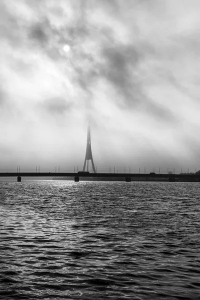 Arka Planda Kulesi Olan Daugava Nehri Manzarası Letonya — Stok fotoğraf