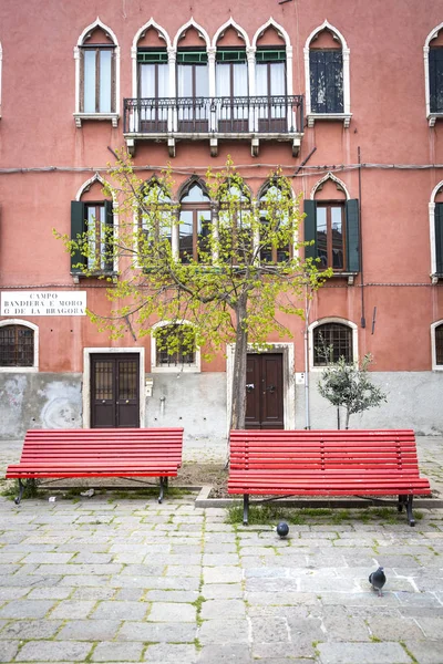 Wenecja Włochy Kwiecień 2016 Dwie Czerwone Ławki Małym Weneckim Placu — Zdjęcie stockowe