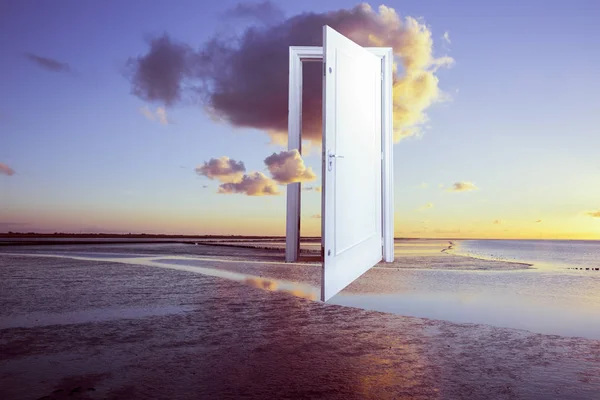 Surrealistisk Dörr Öppen Lugnt Hav Med Solnedgång Fönster Till Frihet — Stockfoto