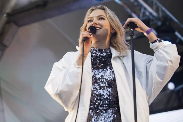 Traena, Norveç - 07 Temmuz 2016: Norveçli şarkıcı Astrid S'nin Traenafestival'deki konseri, küçük Traena adasında müzik festivali