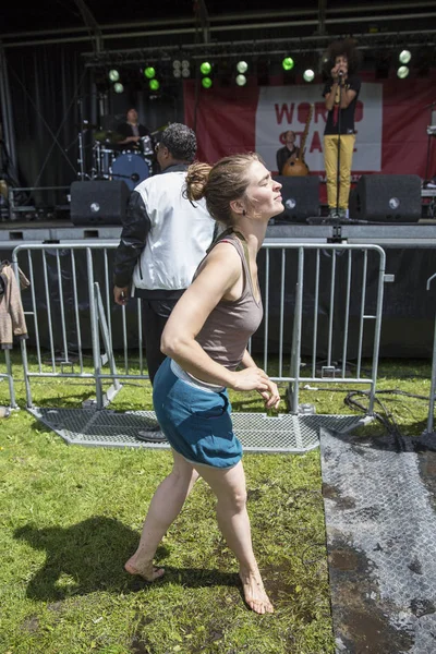 Amsterdam Países Bajos Julio 2016 Girl Dancing Concert Alternative Electro — Foto de Stock