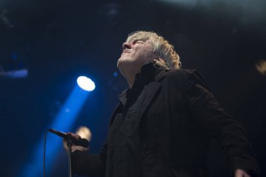 Amsterdam, Hollanda - 10 Şubat 2018: Belçikalı rock grubu Tjens Matic'in şarkıcı Arno ile melkweg konseri